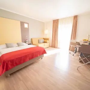 4* מלון Orangerie