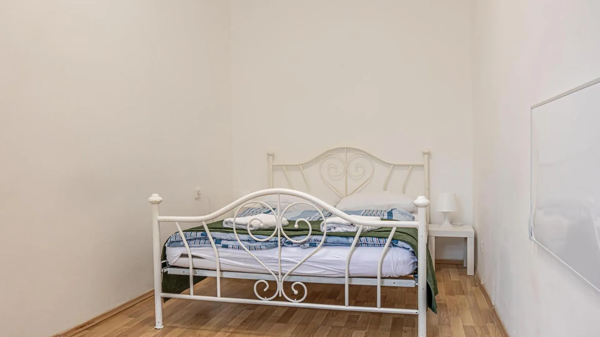 Superb 2Br Apt Very Spacious At The Millenium Tower Vienna Austria